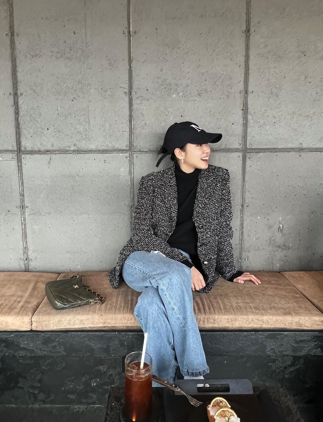 Việc kết hợp quần jeans xanh với áo đen và áo blazer vải tweed đã giúp Kim Go Eun trẻ hóa phong cách hiệu quả. Cách mặc của Kim Go Eun phù hợp với những buổi dạo phố mùa xuân.    