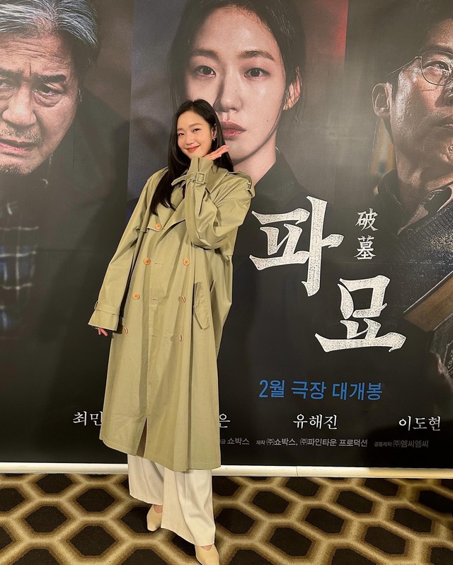 Kim Go Eun đã tạo nên bộ trang phục tao nhã, nữ tính khi diện áo trench coat cùng quần âu trắng, giày màu be. Đây là công thức đáng tham khảo cho các nàng.     