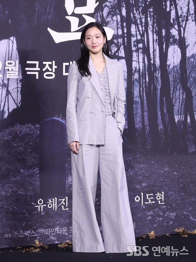 Kim Go Eun tạo điểm nhấn cho bộ suit bằng chiếc áo gile nổi bật và thêm một đôi khuyên tai thiết kế tinh giản. Có thể thấy rằng, Kim Go Eun rất ưa chuộng các tông màu trung tính và đây chính là 