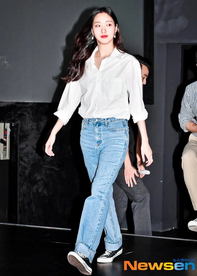 Áo sơ mi và quần jeans xanh thêm thao tác sơ vin gọn gàng và đi giày sneaker màu trung tính, Kim Go Eun có được vẻ ngoài trẻ trung, thanh lịch. Muốn mặc đẹp mà vẫn tiết kiệm thời gian, chị em nên tham khảo công thức trên.    