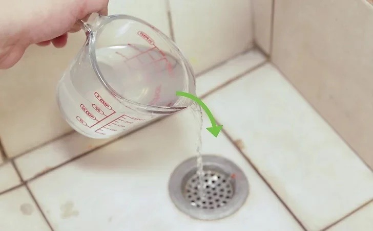 Trong trường hợp đường ống của bồn rửa bát bị tắc do dầu mỡ và vụn thức ăn, bạn có thể áp dụng một biện pháp đơn giản bằng cách sử dụng bột giặt.    