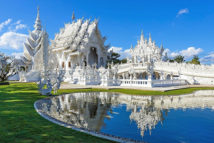 Kiến trúc của Chùa Trắng Wat Rong Khun là sự pha trộn tinh tế giữa truyền thống Phật giáo Thái và sự thuần khiết của màu trắng