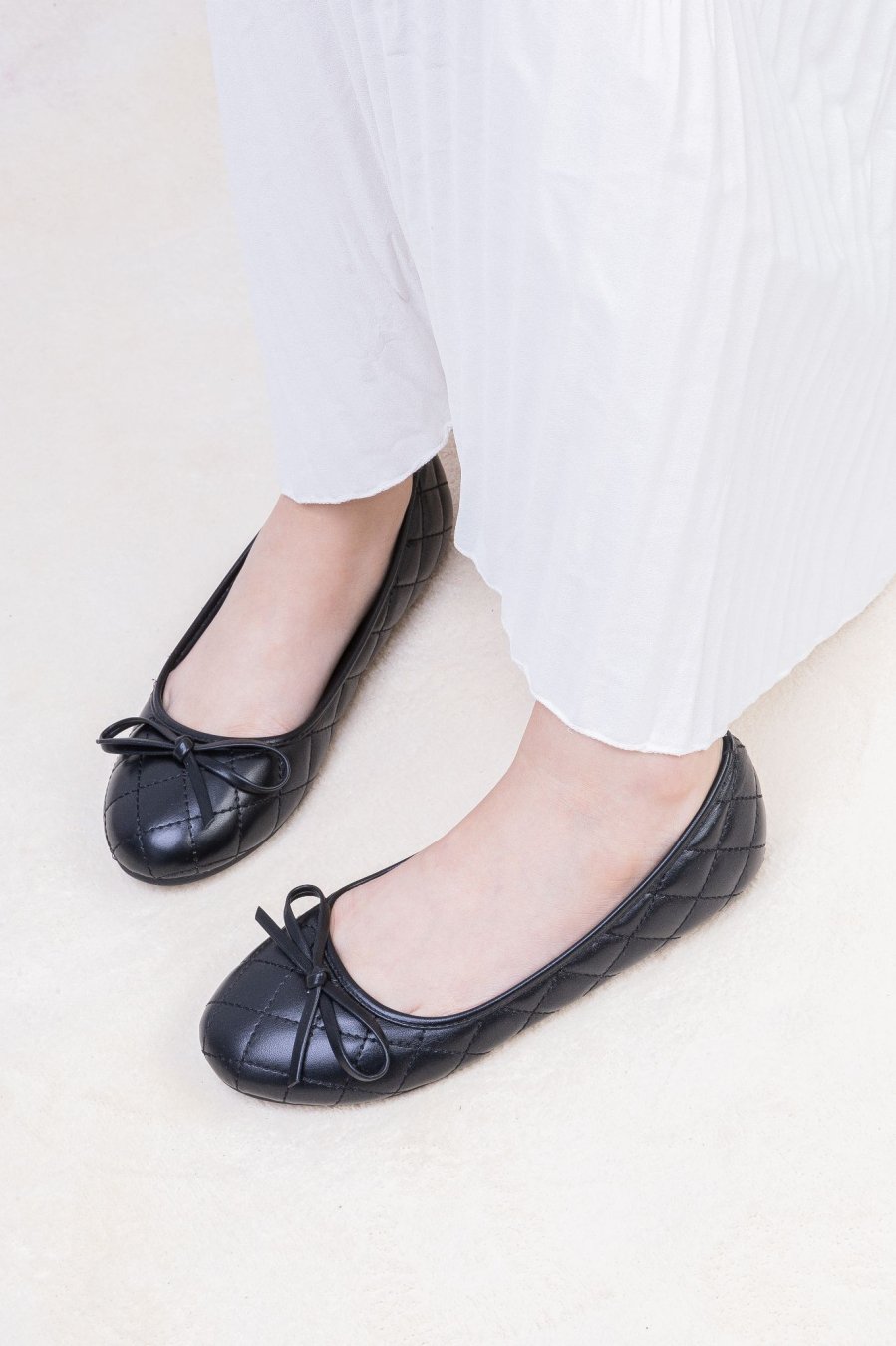 Xoay quanh giày búp bê gắn nơ mảnh cũng có nhiều biến tấu cho các nàng lựa chọn, diện theo cách nào cũng đều đẹp. 