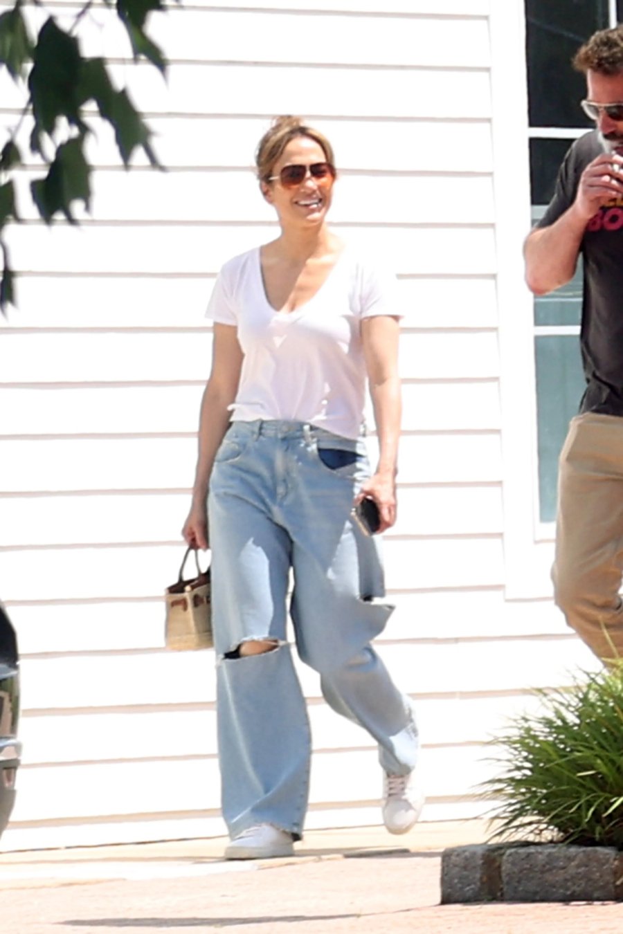 Cách diện quần jeans của Jennifer Lopez dễ ứng dụng.