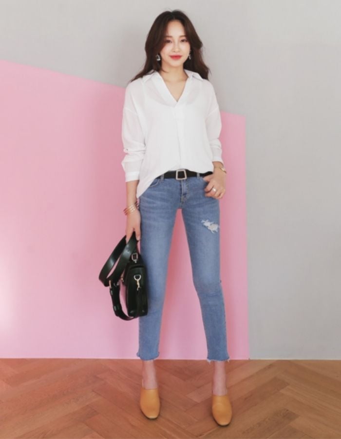 Sự kết hợp của áo sơ mi hoặc blouse với quần jeans là công thức hoàn hảo