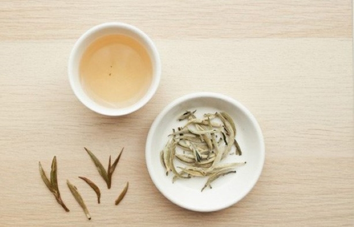 Bạch trà có tác dụng chống ôxy hóa, giúp hạ huyết áp, lipid máu và đường huyết