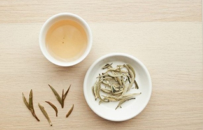 White tea has antioxidant effects, helping to lower blood pressure, blood lipids and blood sugar