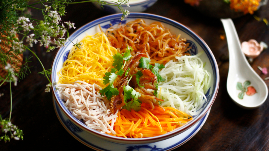 Cắt thành sợi mảnh là kỹ thuật thường thấy trong các món ẩm thực truyền thống của Hà Nội như mực nấu rối, bún thang