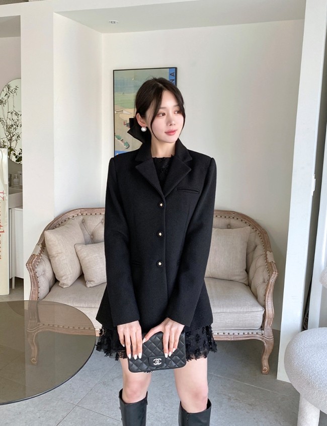 Muốn diện cả “cây” đen với blazer không sợ cộng tuổi, hãy chọn một chiếc váy liền kiểu cách và boots tới gối thay vì đầm công sở và giày cao gót thông thường.    