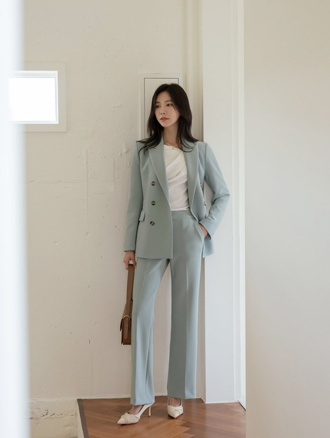 Với blazer, không bao giờ là sai lầm khi diện theo set đồng điệu nhưng hãy ưu tiên những gam màu sáng và nhẹ nhàng nếu muốn trông trẻ trung, tươi tắn.

