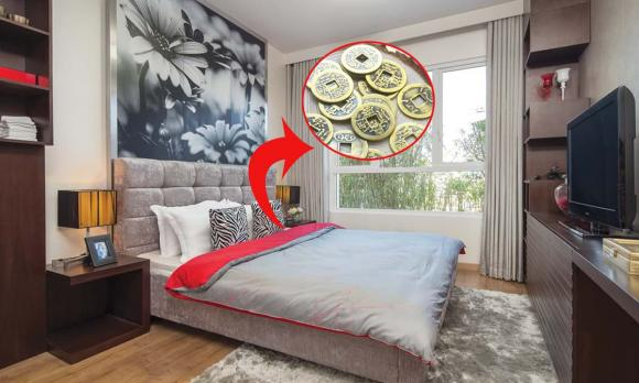 Theo người xưa, đặt đồng xu ở đầu giường, đặc biệt là dưới gối cũng mang ý nghĩa đẹp đẽ, thường tượng trưng cho sự tích lũy tài lộc không ngừng nghỉ.    