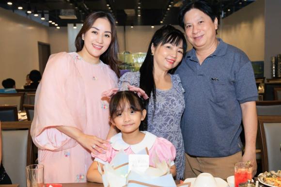 Hình ảnh thân thiết của Khánh Thi bên gia đình chồng.