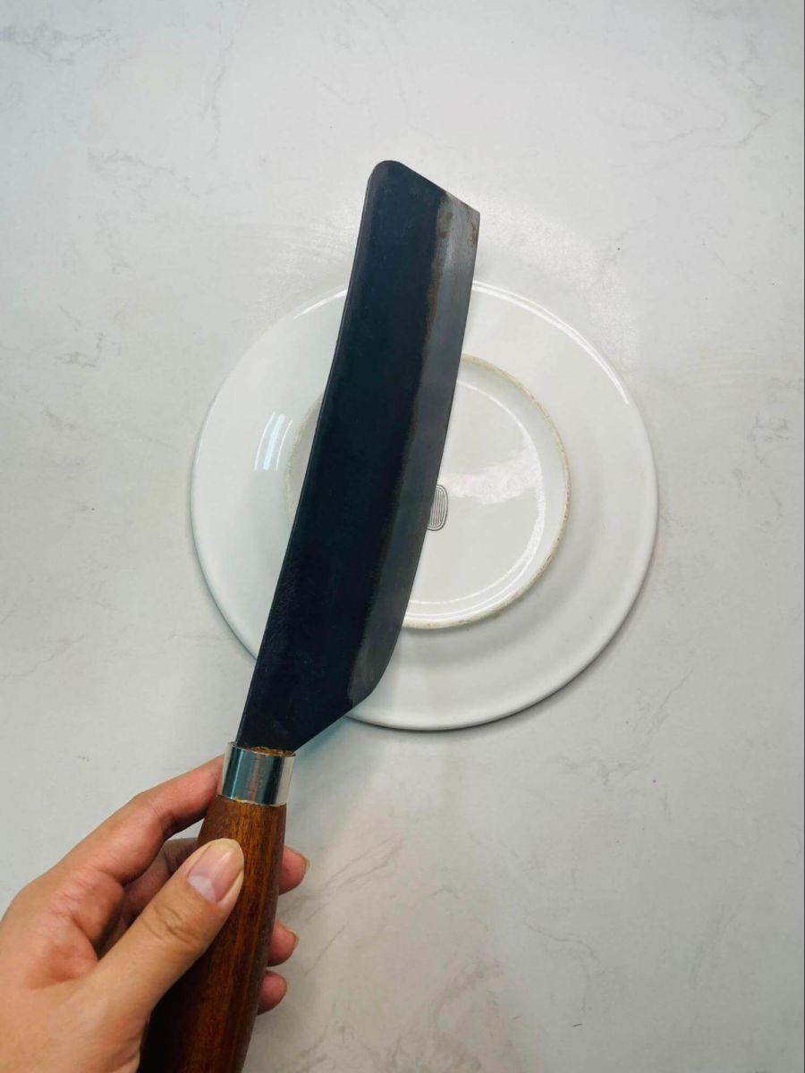 Mặt đáy sần sùi của đĩa sứ có thể giúp bạn mài dao nhanh chóng