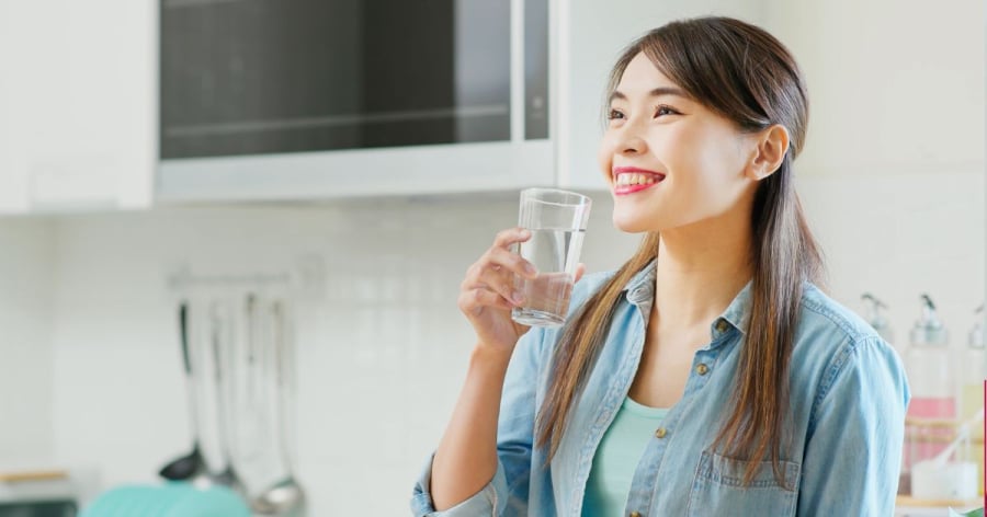 Việc uống nước còn có thể thúc đẩy quá trình trao đổi chất, đối với các chị em phụ nữ càng tốt cho da.