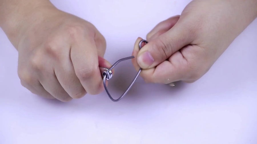 Dùng cách này, chỉ với một lực nhỏ, bạn có thể uốn sợi dây cong tròn đẹp mắt và không gây tổn thương các ngón tay.