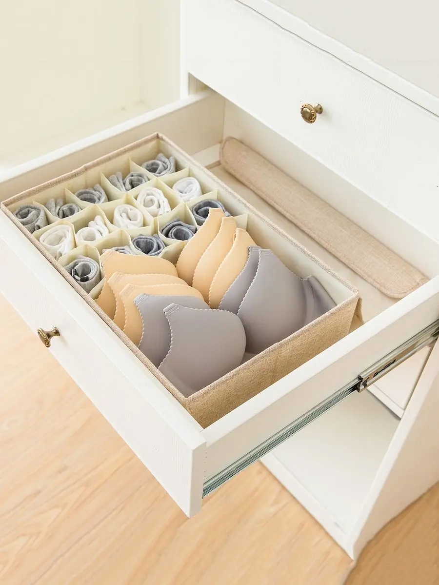 Để áo ngực không bị biến dạng, tránh việc tắc nghẽn không gian bằng cách phân loại và cất giữ chúng trong các ngăn kéo riêng biệt