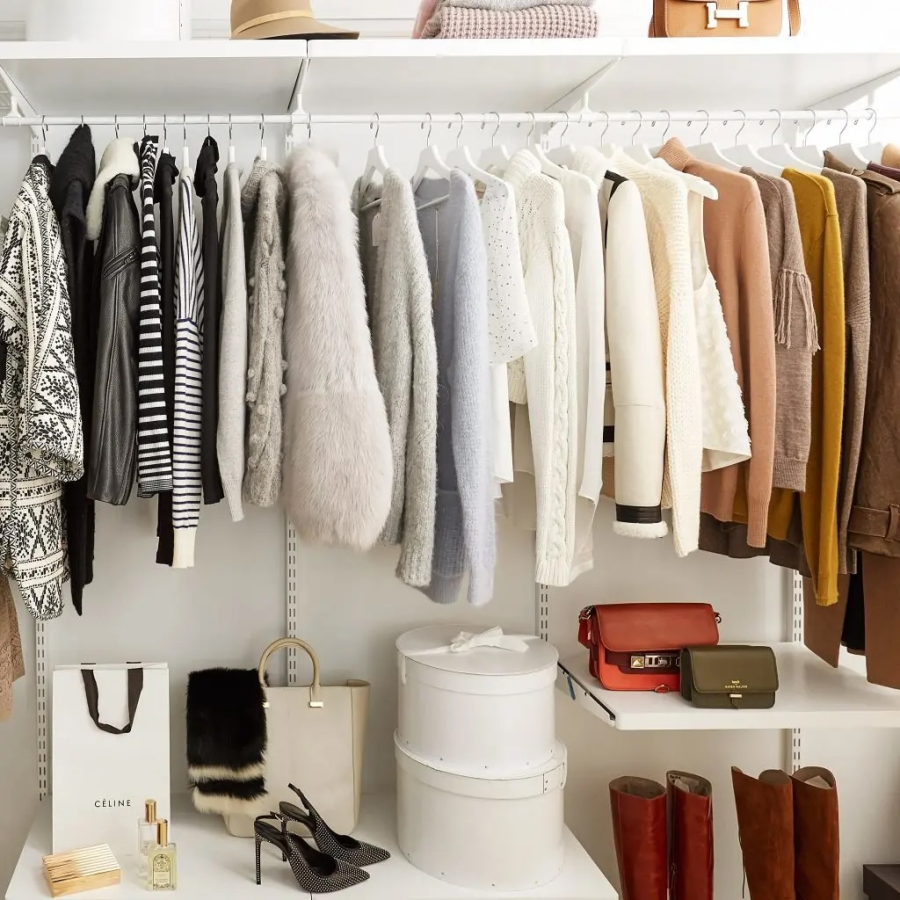 Hãy cất giữ quần áo không phù hợp với mùa hiện tại để giữ cho tủ quần áo của bạn luôn ngăn nắp và dễ dàng sử dụng
