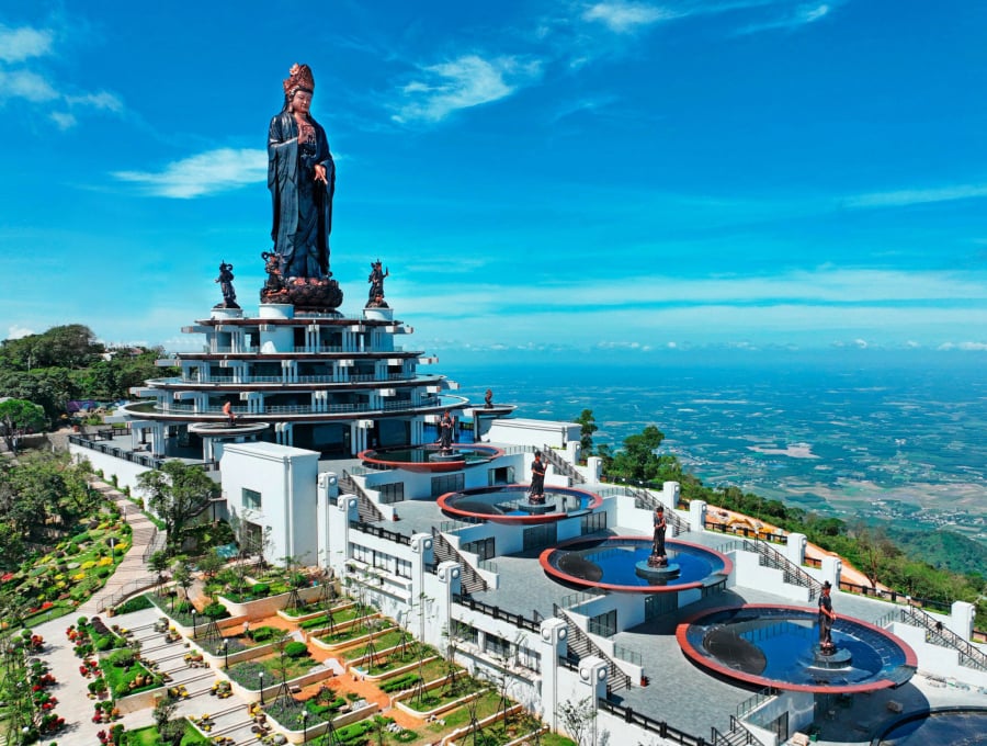 Nằm cách TP. Hồ Chí Minh khoảng 120km, Khu Du lịch quốc gia Núi Bà Đen (Tây Ninh) từ lâu đã trở thành điểm đến tâm linh thu hút đông đảo du khách thập phương