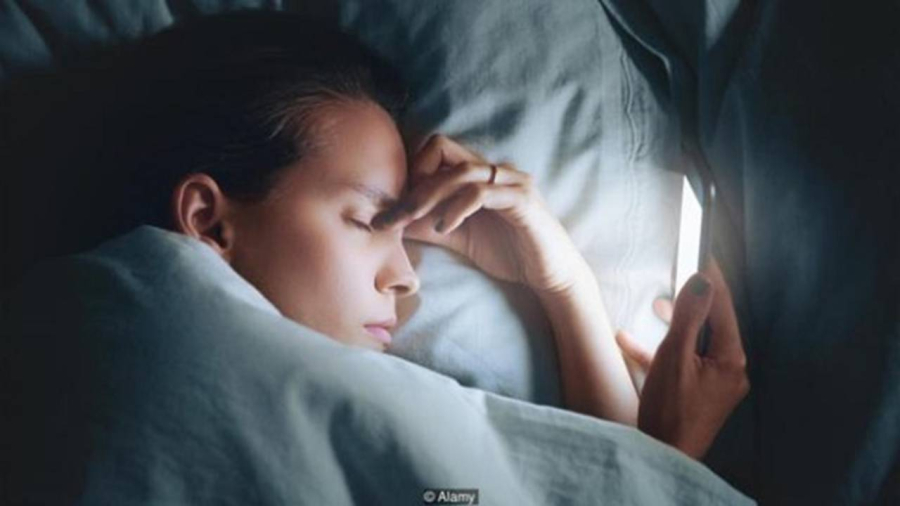 Việc lướt web trước khi đi ngủ ảnh hưởng sức khỏe