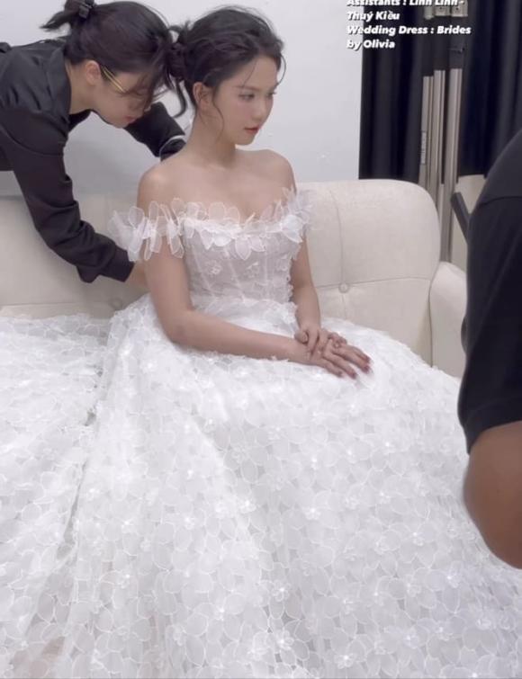 Những hình ảnh mặc váy cưới của Ngọc Trinh đã gây chú ý  