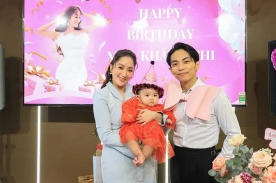 Nhân dịp sinh nhật của Khánh Thi, Phan Hiển thừa nhận không có tiền mua quà cho vợ vì có bao nhiêu tiền phải nộp về 