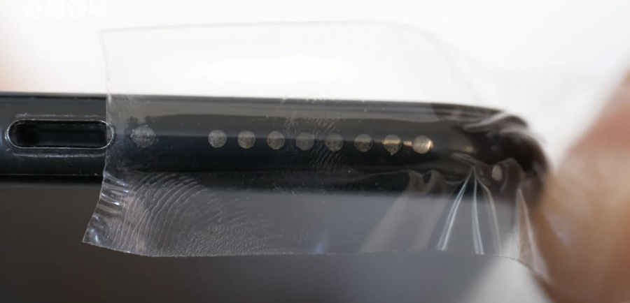 Dán băng dính lên trên khu vực loa điện thoại rồi dùng một chiếc tăm nhọn chọc nhẹ vào các lỗ loa. Bụi bẩn sẽ bị dính vào băng dính. Bạn chỉ cần bóc băng dính ra là được.