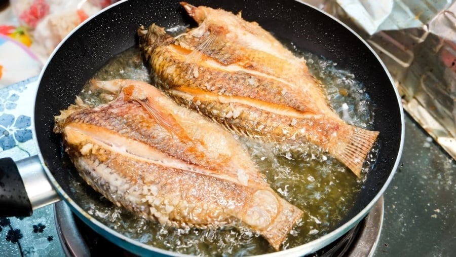 Để có được con cá rán ngon, bạn cần tiến hành sơ chế cá sau khi mua về bằng cách lột vảy, bỏ mang, ruột và màng đen trong bụng cá.