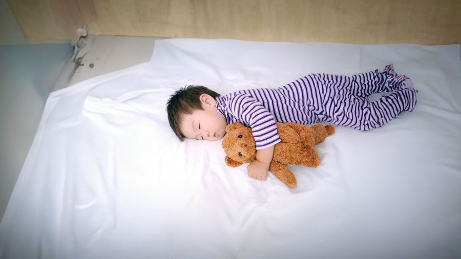 Trẻ đạp tung chăn khi ngủ thường là biểu hiện phản xạ nóng