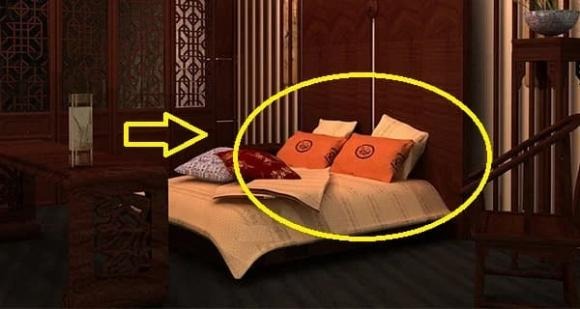 Cửa đối diện với phần giữa giường có thể gây ra các vấn đề về đường tiêu hóa, trong khi cửa đối diện với phần chân giường có thể gây ra các vấn đề về xương khớp. 