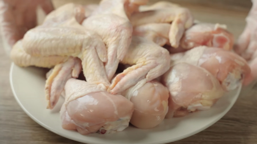 Với món gà rán, bạn nên chọn gà công nghiệp để phần thịt mềm hơn.