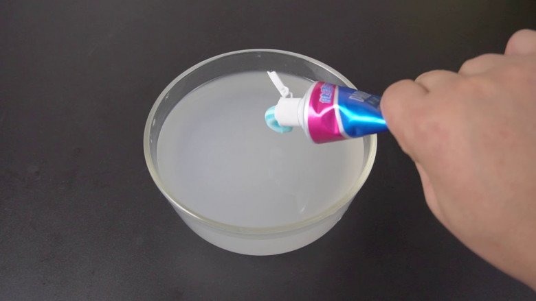 Cụ thể, bạn có thể kết hợp nước vo gạo với kem đánh răng để làm sạch một số vật dụng trong nhà.
