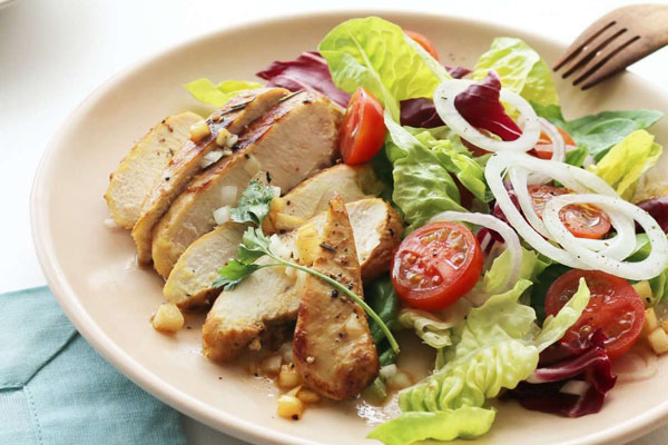 Salad ức gà là món ăn quen thuộc trong chế độ giảm cân