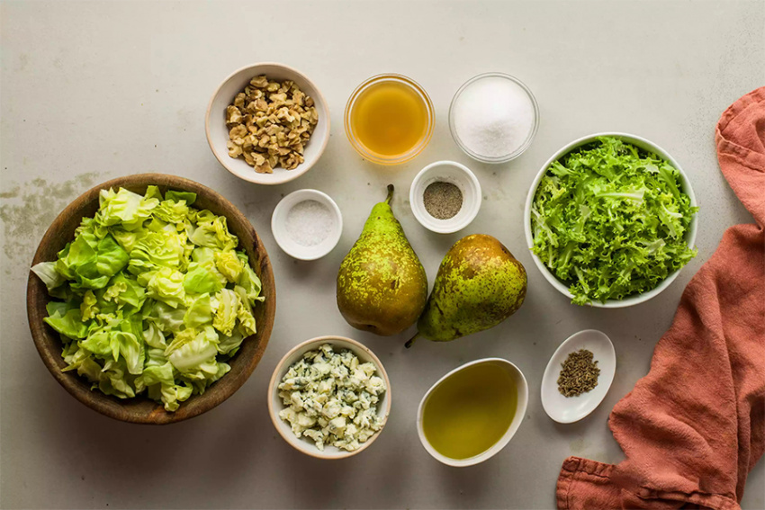 Salad lê, óc chó và phô mai xanh là sự kết hợp tinh tế của hương vị và kết cấu