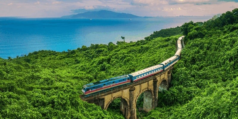 Tổng công ty Đường sắt Việt Nam đã đưa ra mức giá ưu đãi là 150,000 đồng cho mỗi vé một lần đi, và vé tháng được giảm giá còn 900,000 đồng