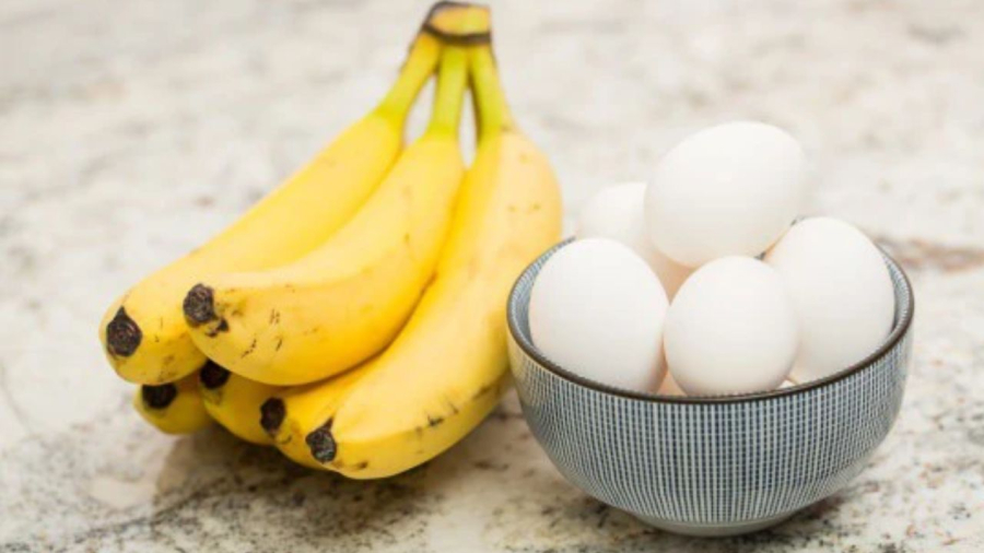 Trứng ăn cùng với chuối có thể làm khó tiêu