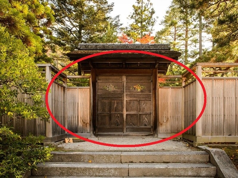 Một quan niệm truyền thống mà người xưa thường áp dụng là việc có hai cửa trong ngôi nhà có thể tượng trưng cho sự bất hòa trong gia đình.