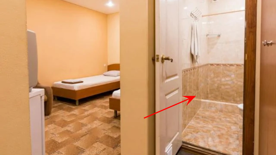 Lợi ích đầu tiên của việc bật đèn nhà vệ sinh khi ngủ qua đêm ở khách sạn chính là bạn có thể dễ dàng tìm thấy vị trí của khu vực này khi cần thiết.