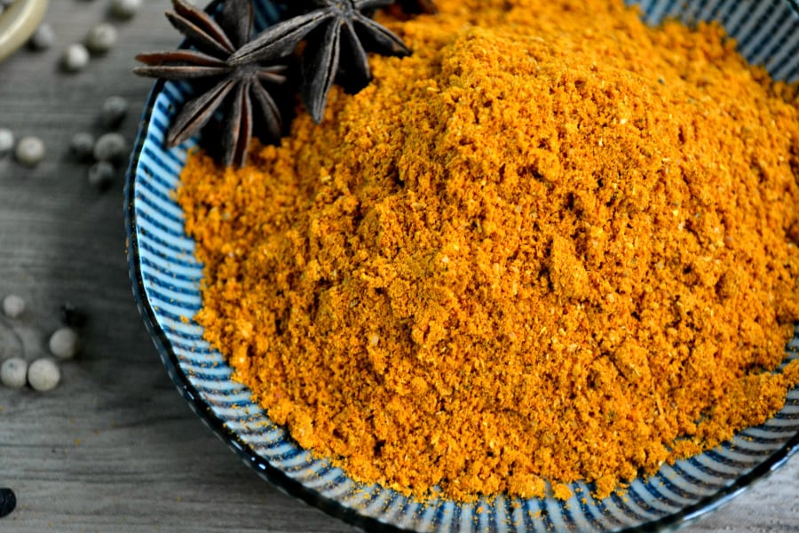 Curcumin, một thành phần nổi bật trong củ nghệ và là một phần của bột cà ri, đã được liên kết với việc cải thiện sức khỏe gan