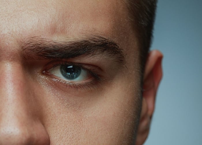 Nháy mắt trái ở nam giới là hên hay xui? (Ảnh minh họa)