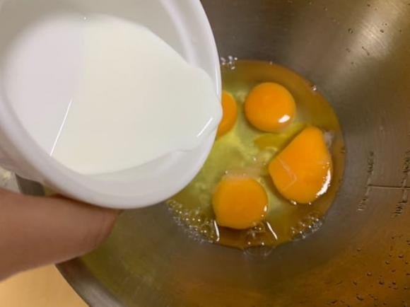 Thêm bột nở vào rán trứng