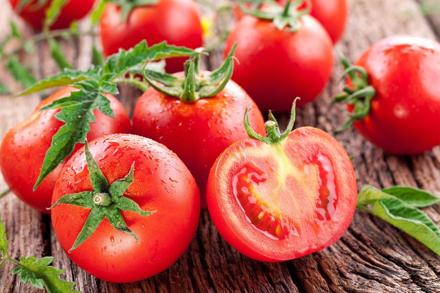 Bạn có thể chọn cà chua có màu sắc rực rỡ và mềm nhẹ, đảm bảo chúng là sản phẩm tươi ngon và an toàn