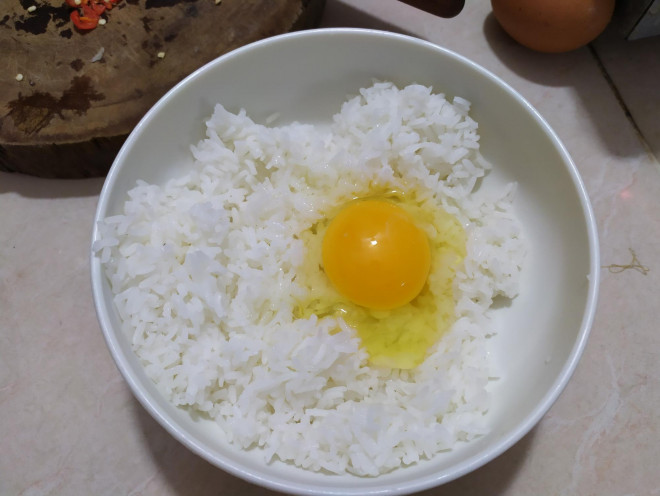 Nên trộn cơm nguội với trứng trước khi mang đi rang chín.