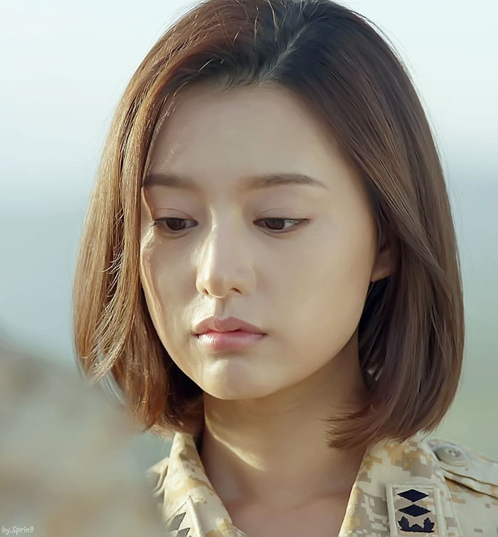 Chị em hãy áp dụng phiên bản tóc bob rẽ ngôi lệch của Kim Ji Won để tạo hiệu ứng gương mặt nhỏ gọn hơn. 