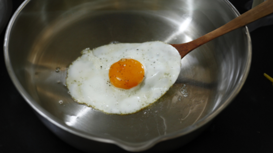Ngay cả khi không sử dụng chảo chống dính, trứng vẫn sẽ không bị sát chảo nếu bạn biết cách.