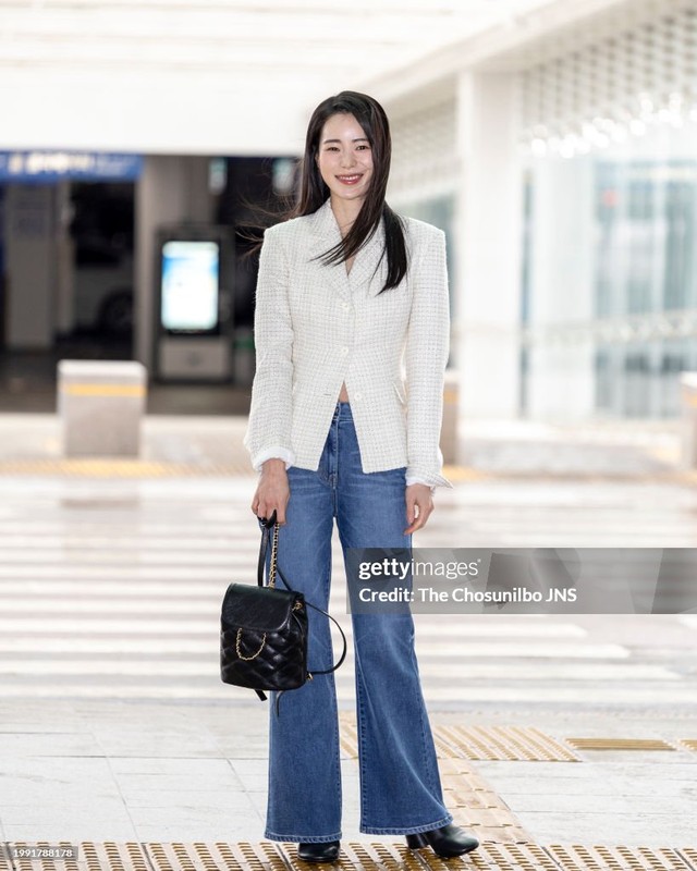 Lim Ji Yeon kết hợp áo vải tweed với quần jeans xanh. Bên cạnh nét quý phái, set đồ trên còn ghi điểm trẻ trung. Lim Ji Yeon đã khéo léo đi boots da và đeo túi xách đen.    