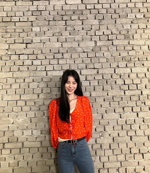 Cô nàng kết hợp áo blouse tay bồng, tông màu đỏ với quần denim màu đen để tạo nên tổng thể trang phục nổi bật mà vẫn hài hòa. Vẻ ngoài của Lim Ji Yeon thêm phần long lanh xinh tươi. 
