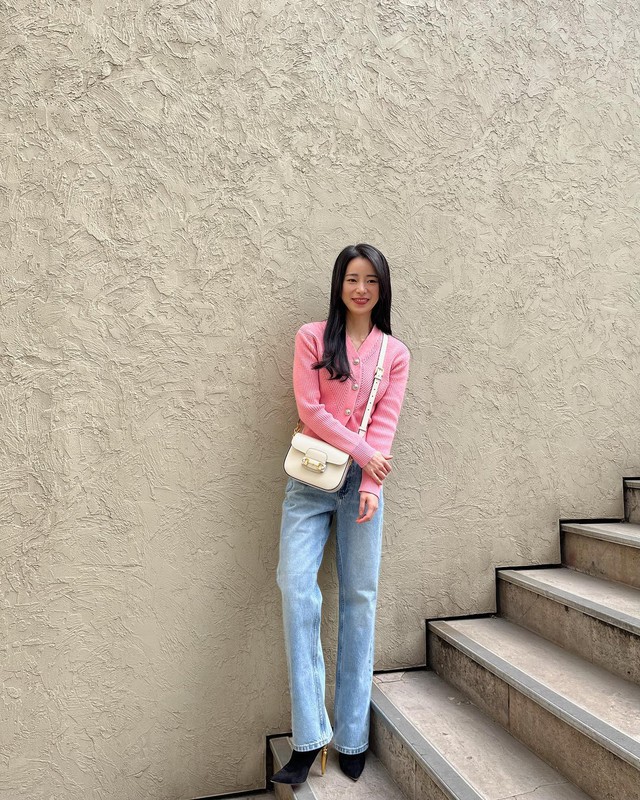 Mẫu áo cardigan hồng ngọt ngào giúp vẻ ngoài của Lim Ji Yeon trở nên nổi bật hơn. Cô chọn quần jeans ống gọn gàng rồi kết hợp với boots mũi nhọn, cao gót. Cách phối đồ này giúp đôi chân của Lim Ji Yeon cao ráo hơn khá nhiều.     