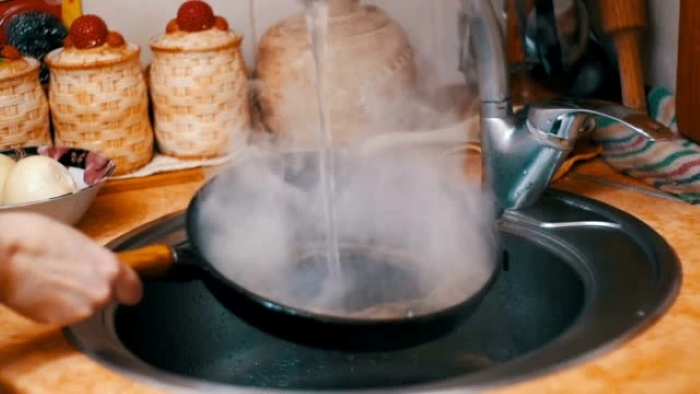 Cho nước tẩy rửa và nước đun sôi lên, tắt bếp để nguội cọ lại là sạch