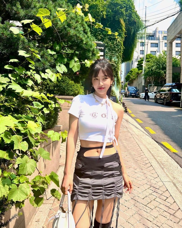 Joy kết hợp áo crop top với chân váy ngắn có điểm nhấn ở eo và chi tiết tua rua rất nổi bật. Joy còn tăng thêm độ bắt mắt cho outfit bằng cách nhấn nhá vòng cổ, khuyên tai.