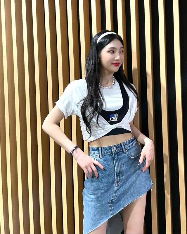 Set áo crop top và chân váy denim vạt chéo giúp vẻ ngoài của Joy không chỉ có sự cá tính mà cũng có phần ngọt ngào và phong cách. Các nàng đi chơi nên diện phong cách này nhé.     